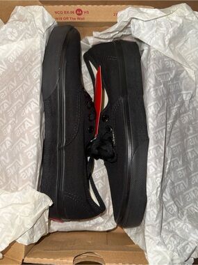 Vans Black Low-Top Canvas Sneakers. Can be worn by Women, Men and Kids.